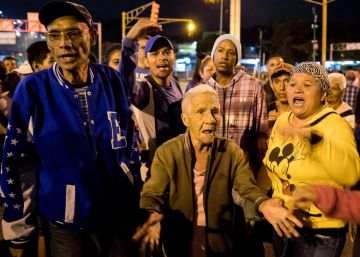 Los fieles al chavismo se unen a las protestas ante la escasez de los alimentos prometidos por Navidad