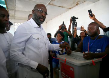 Ex-jogador de futebol George Weah é eleito presidente da Libéria