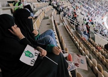 Mulheres sauditas assistem a um jogo de futebol pela primeira vez