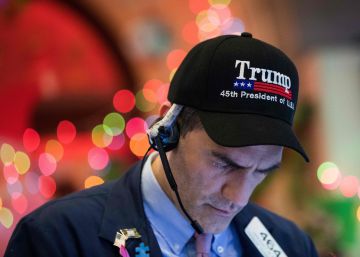 Un agente bursátil llevando una gorra del presidente Donarl Trump