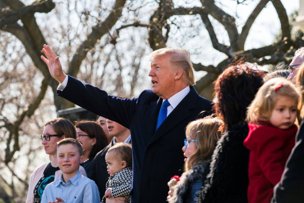 Trump con un grupo de familias participantes en la marcha antiabortista