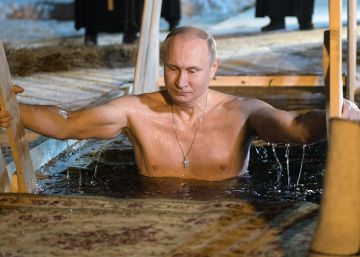 Putin exhibe torso y fervor religioso bajo el agua helada en precampaña