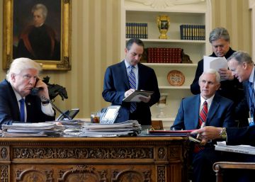 Donald Trump con su primer equipo en la Casa Blanca: (de izquierda a derecha) Reince Priebus; el vicepresidente Mike Pence; Steve Bannon; Sean Spicer y Michael Flynn. Excepto Pence, todos han salido del ejecutivo.