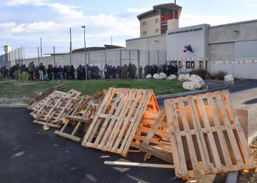Guardias penitenciarios bloquean las cárceles de Francia tras sufrir agresiones