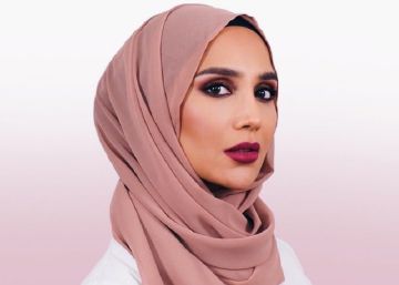 La primera modelo con hijab de L'Oreal dimite por unos tuits polémicos contra Israel