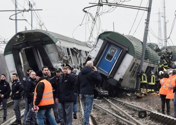 Tres muertos y 100 heridos al descarrilar un tren en Milán