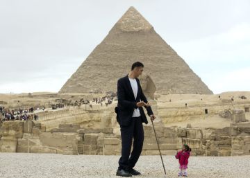 El hombre más alto del mundo y la mujer más baja posan frente a la pirámide de Giza