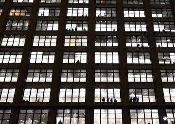 ¿Es ilegal pasearse desnudo en casa en Nueva York?