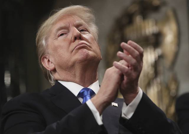 Donald Trump aplaude al final del discurso, el martes en el Capitolio.