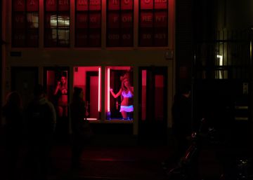 Los turistas en grupo deberán darle la espalda a las ventanas del Barrio Rojo de Ámsterdam