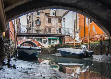 Los canales de Venecia se secan por la marea baja