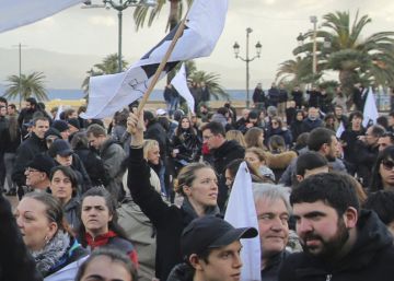 El nacionalismo corso sale a la calle para forzar a Macron a negociar