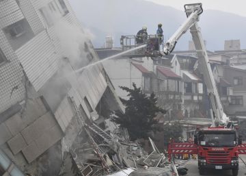 Taiwán busca entre los escombros a más de 80 desaparecidos en el terremoto Taiwán busca entre los escombros a más de 80 desaparecidos en el terremoto