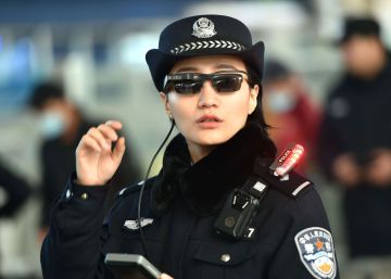 Polícia chinesa usa óculos com reconhecimento facial para identificar suspeitos