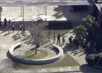 Un exalumno mata a 17 personas en un tiroteo en un instituto de Florida