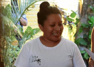 El Salvador libera a una mujer condenada a 30 años por aborto
