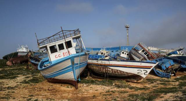 El cementerio de barcos de inmigrantes de Lampedusa.