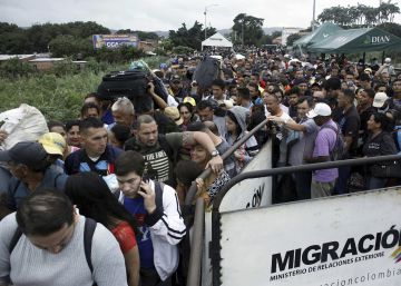 Miles de venezolanos en la frontera con Colombia.