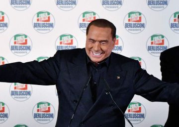 El líder de Forza Italia, Silvio Berlusconi, junto al candidato por Lombardía del centroderecha, Attilio Fontana. rn