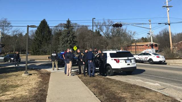 Agentes de policía, este viernes en la Universidad Central de Michigan.