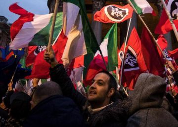 Seguidores de la organización fascista CasaPound asisten a un acto electoral celebrado en Roma, Italia