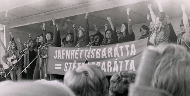 Manifestação feminista durante o ‘dia de folga das mulheres’, em 24 de outubro de 1975, em Reykjavík (Islândia).