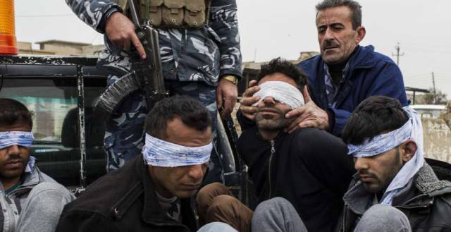Cuatro presuntos miembros del ISIS, apresados en Mosul en diciembre de 2016.