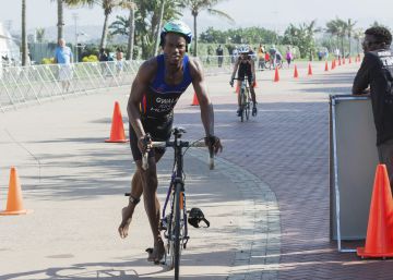 Una banda intenta cortarle las piernas con una sierra al triatleta sudafricano Mhlengi Gwala