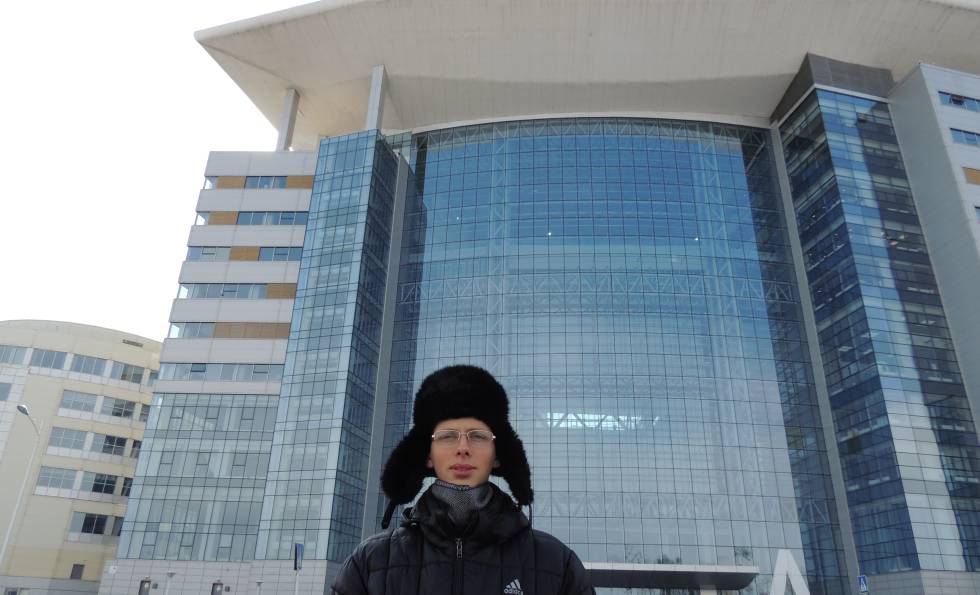 El estudiante Dimitri Zaviálov en el campus de la UFLO.