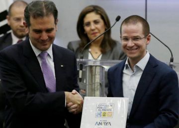 Ricardo Anaya carga contra Peña Nieto en su registro como candidato presidencial