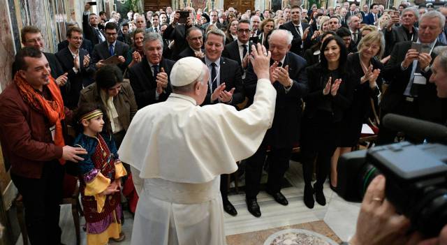 El Papa Francisco saluda a un grupo de parlamentarios de Marsella. rn rn