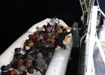 Más de un centenar de migrantes escapan de su cautiverio en Libia