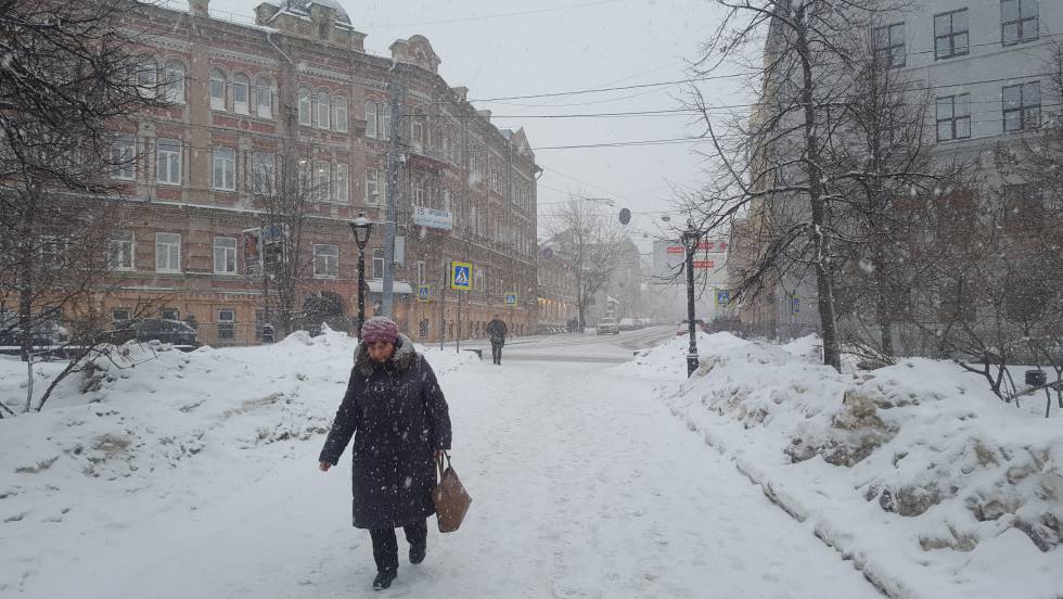 Una mujer camina por el centro de Nizhini Novgorod este jueves.