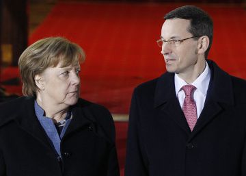 Merkel pide a Polonia unidad en la UE para afrontar los retos globales