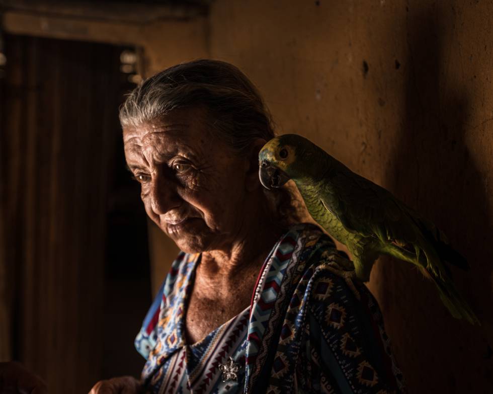 Doña Raimundinha en un descanso de vigilar el candado
