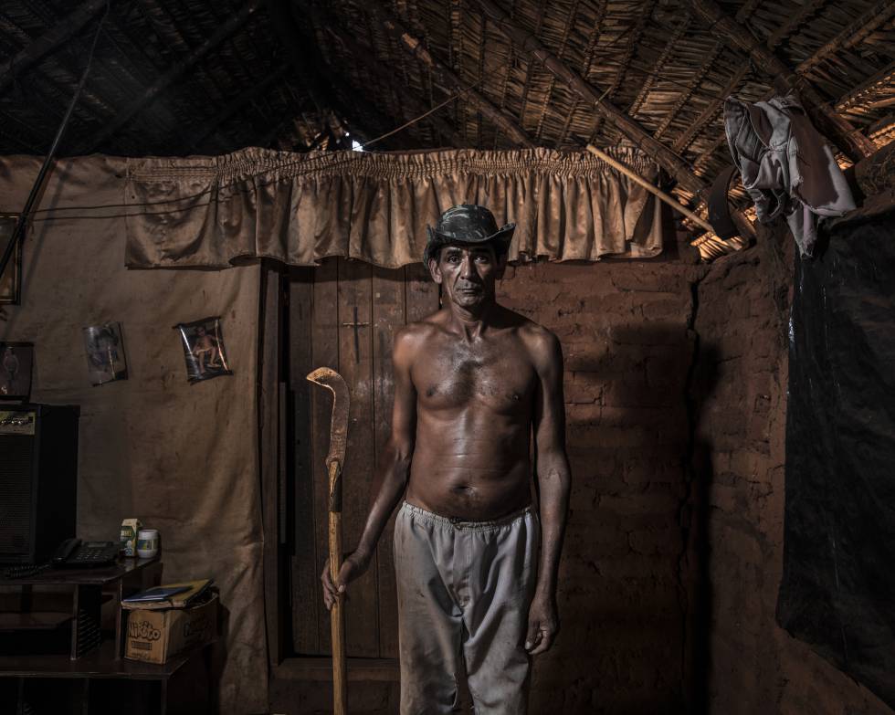 Tancredo en la casa que él mismo se construyó en la comunidad Macapá (Maranhão)