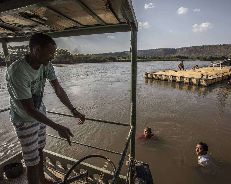 Maciel Bento dos Santos cruza uno de los ríos de Forquilha (Piauí)