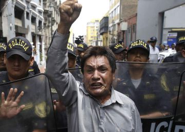 La política peruana implosiona en un ambiente de “que se vayan todos”
