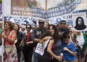Hijos de represores que repudiaron a sus padres marchan entre aplausos en Buenos Aires
