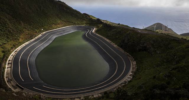 Deposito superior de la central eléctrica de Gorona del Viento en la isla de El Hierro.