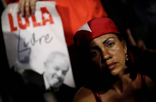 Una seguidora de Lula, abatida por la decisión judicial.