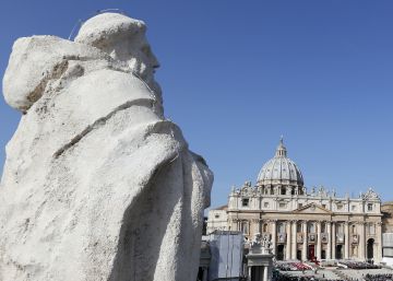 Vaticano prende diplomata de alto escalão acusado de distribuir pornografia infantil