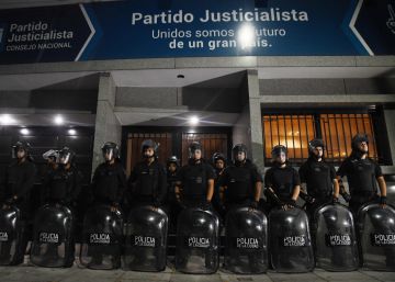 La guerra fratricida del peronismo acaba con la policía tomando la sede del histórico partido argentino