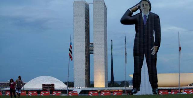Muñeco hinchable del candidato a las elecciones brasileñas Jair Bolsonaro, frente al Congreso de Brasil, en Brasilia, el 7 de marzo de 2018.