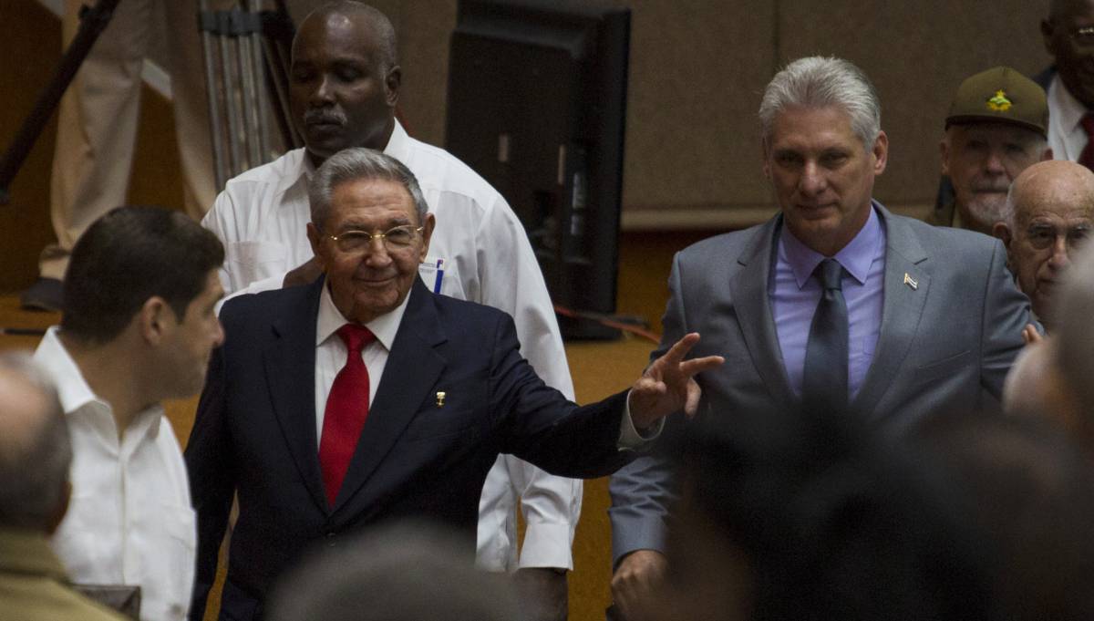 En esta foto de Cubadebate, se ve a Raúl Castro y a Miguel Diaz-Canel hoy a su llegada a la Cámara en La Habana.