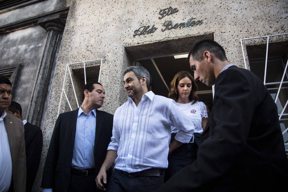Mario Abdo sale junto a su familia del mausoleo donde yace su padre.