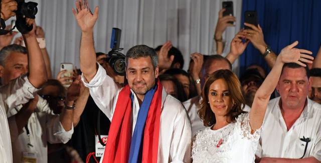 Mario Abdo celebra frente a la sede del partido Colorado en Asunción su triunfo en las elecciones presidenciales.