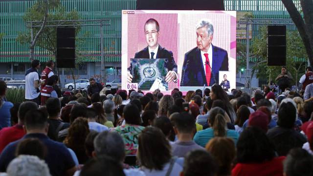Un grupo de personas sigue el debate en Guadalajara (Jalisco).