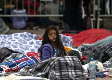 La caravana de migrantes desborda los recursos de la frontera de San Diego