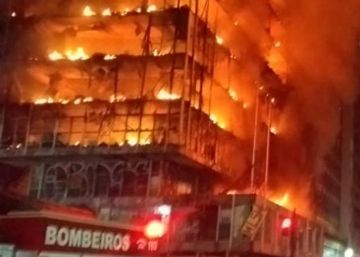 L’ensorrament d’un gratacel en flames al Brasil causa almenys un mort